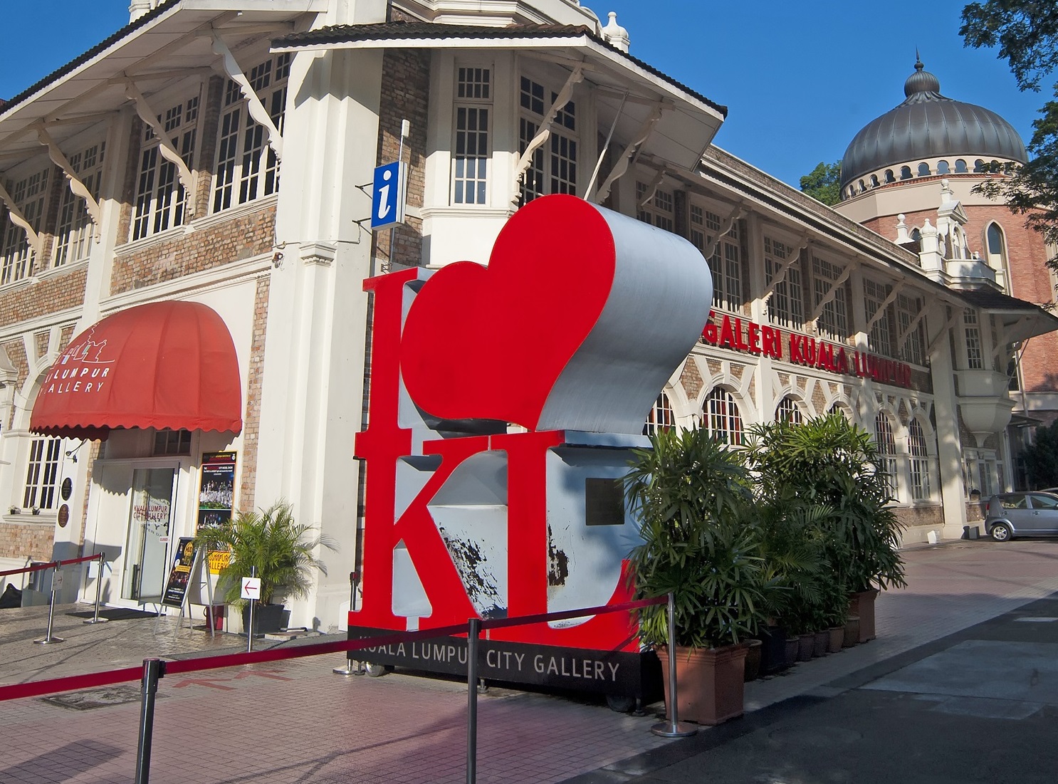 I♡KLモニュメントで写真撮影